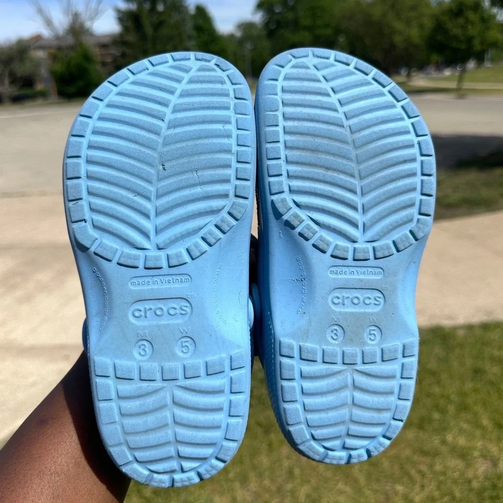 Crocs x Disney Lilo and Stitch Classic Clogs Adult Size M3 W5 - Big Kids Size J3